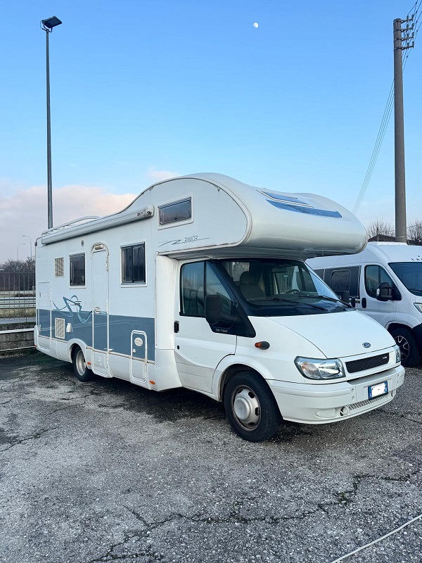 Camper mansardato Rimor Superbrig 678 per famiglia