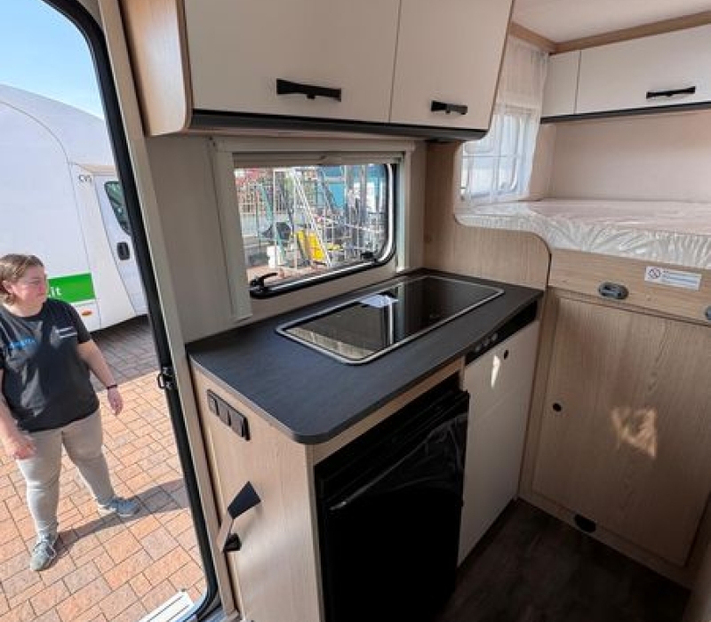 SUNLIGHT V60 VAN LUNGO 595 CM, 3 POSTI_Camper Land 3000_Brescia (31)