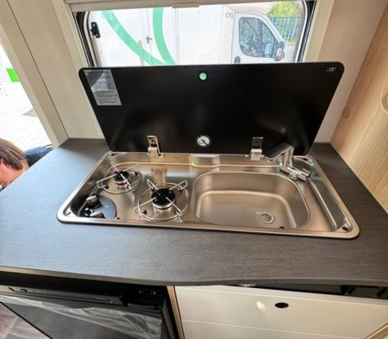 SUNLIGHT V60 VAN LUNGO 595 CM, 3 POSTI_Camper Land 3000_Brescia (45)