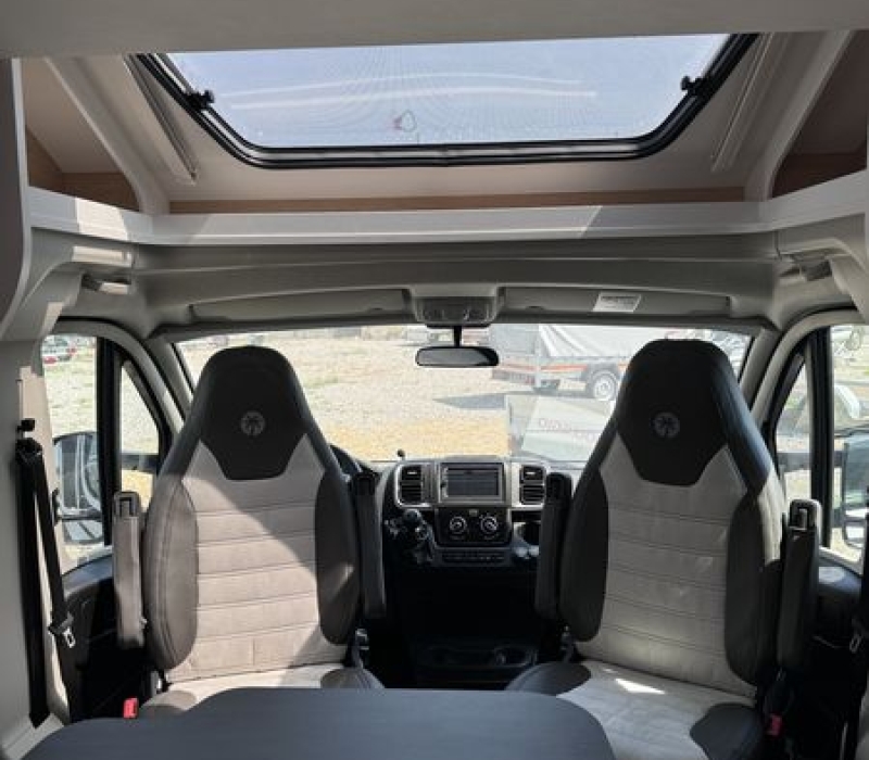 Camper semintegrale letti gemelli_Sunlight T 68_Camper land 3000_Brescia (6)