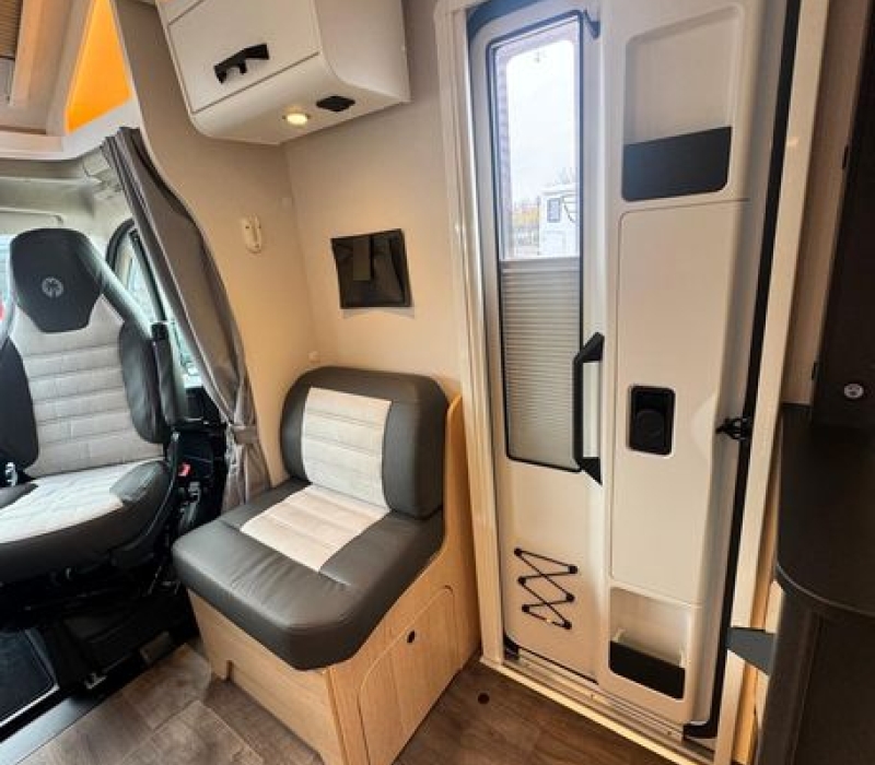 Camper semintegrale 5 posti con letto basculante Brescia concessionario ufficiale Camper land 3000 (14)