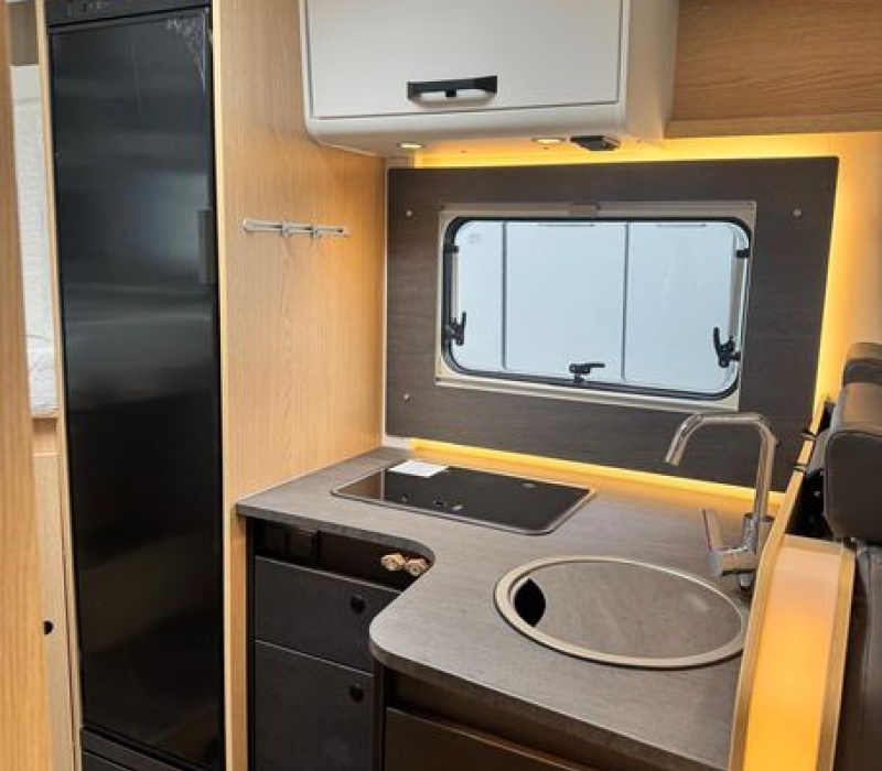 Camper semintegrale 5 posti con letto basculante Brescia concessionario ufficiale Camper land 3000 (2)