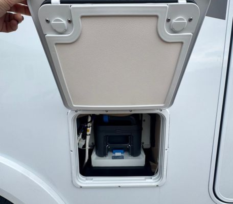 Camper semintegrale 5 posti con letto basculante Brescia concessionario ufficiale Camper land 3000 (37)