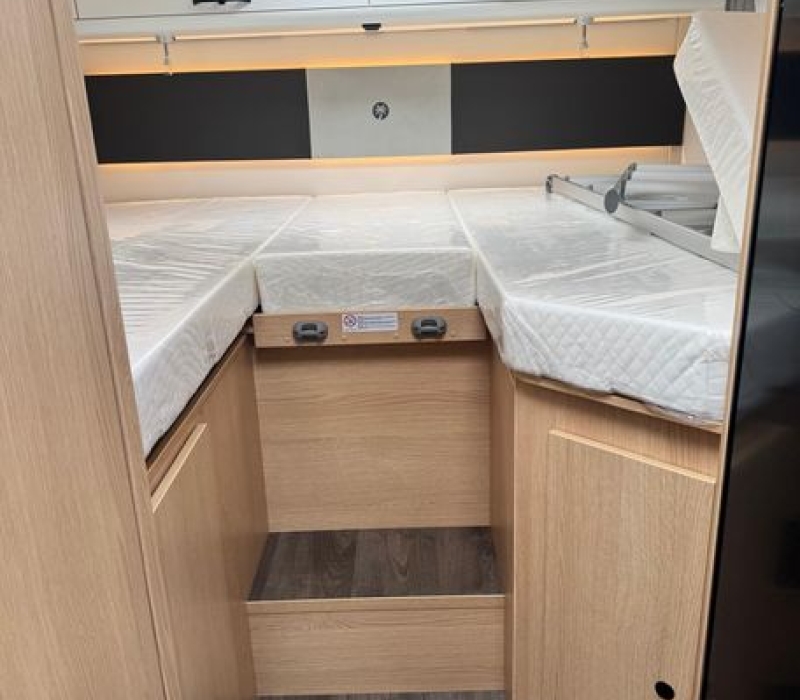 Camper semintegrale 5 posti con letto basculante Brescia concessionario ufficiale Camper land 3000 (4)