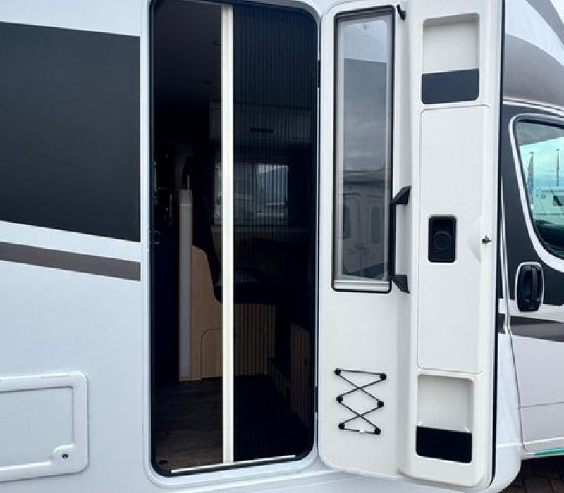 Camper semintegrale 5 posti con letto basculante Brescia concessionario ufficiale Camper land 3000 (42)