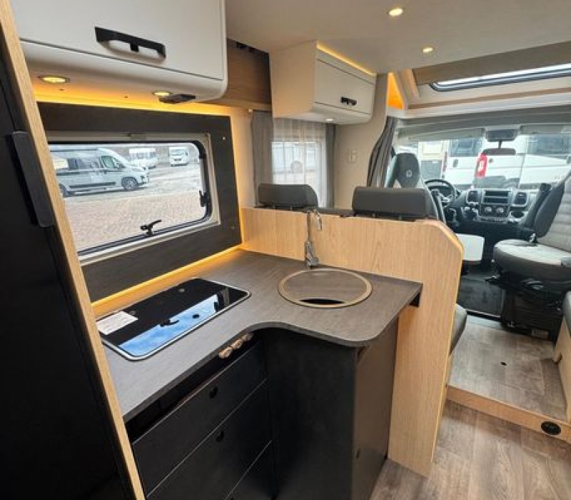 Camper semintegrale 5 posti con letto basculante Brescia concessionario ufficiale Camper land 3000 (8)