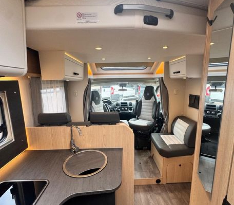 Camper semintegrale 5 posti con letto basculante Brescia concessionario ufficiale Camper land 3000 (9)